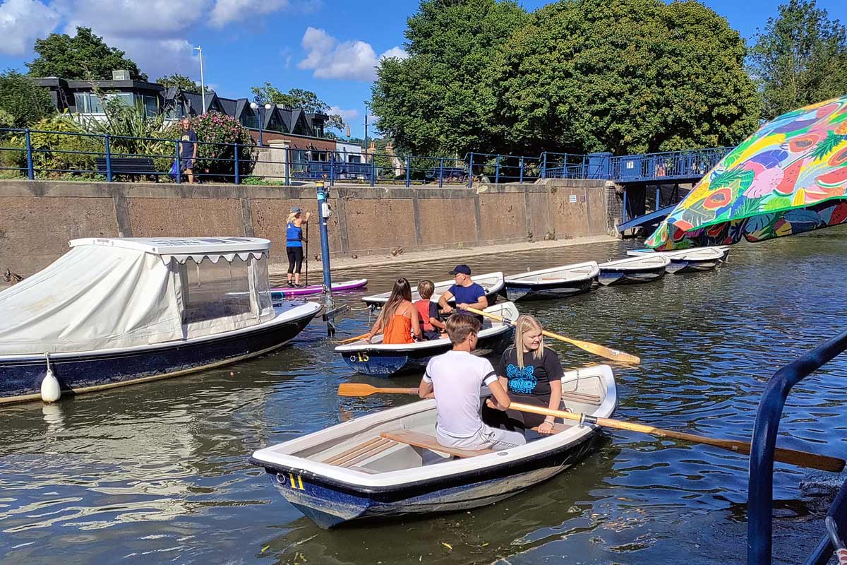 Fun for the family on Hythe canal